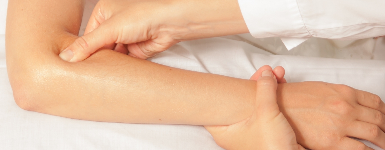 Elbow-Pain-massage-therapy-image-Zenith-Physiotherapy-and-wellness-Airdrie-AB