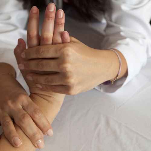 Hand-Pain-chiropractic-image-Zenith-Physiotherapy-and-wellness-Airdrie-AB