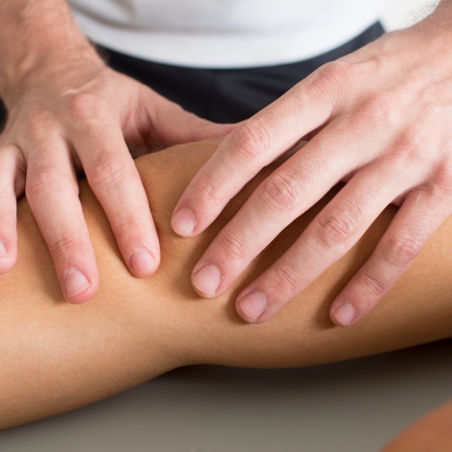 Knee-Pain-massage-therapy-image-Zenith-Physiotherapy-and-wellness-Airdrie-AB